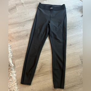 Alo Yoga airlift line up leggings. 7/8 length. Size XS